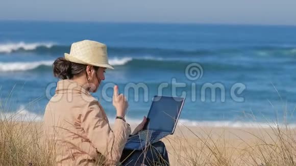女人在沙滩上和朋友聊天视频的预览图