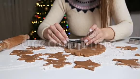 在家里做姜饼做圣诞饼干姜饼的制作过程女孩的双手特写视频的预览图