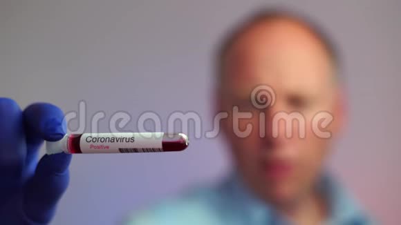 男子冠状病毒检测结果阳性咳嗽视频的预览图