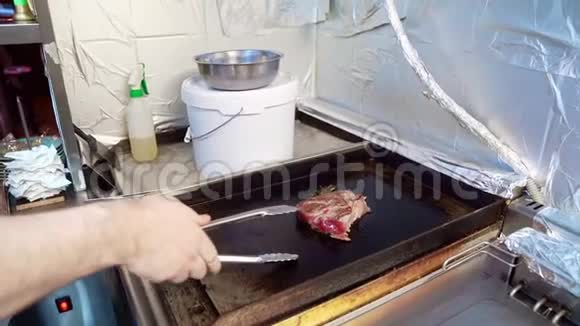 厨师把炉子上的那块肉翻了一下视频的预览图