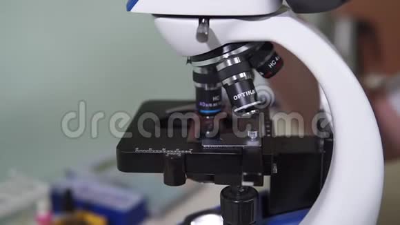 女性研究科学家在显微镜下观察生物样本视频的预览图