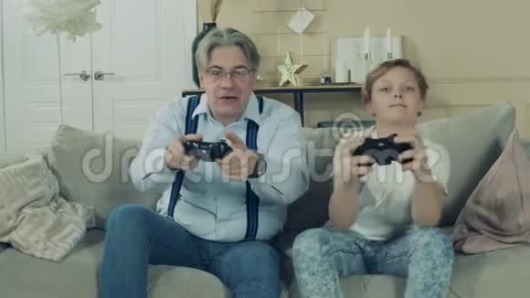 一个男孩在他爷爷眼前的视频游戏获胜视频的预览图