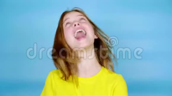穿着黄色T恤的快乐少女在欢笑和愚弄视频的预览图