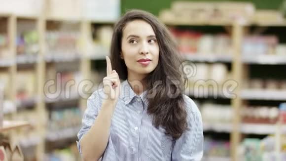 有魅力的白种人女孩思考问题解决方案集思广益思考一些问题考虑视频的预览图