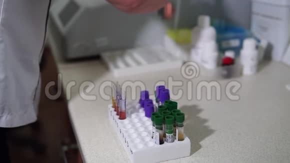 一名女性实验室助理正在准备血液测试现代医疗技术视频的预览图