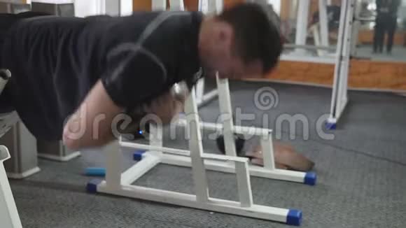 超重的人在健身房的长凳上做运动视频的预览图