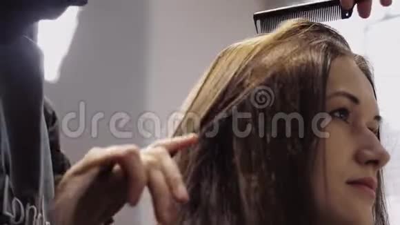 一个棕色头发的漂亮女孩视频的预览图