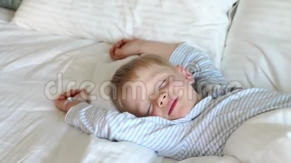 小可爱困男孩5岁早上在床上醒来视频的预览图
