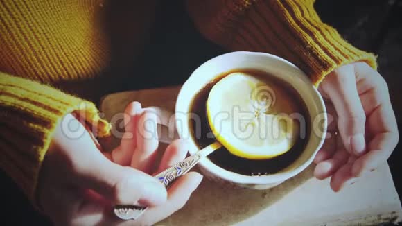 女人把柠檬放进茶杯里视频的预览图