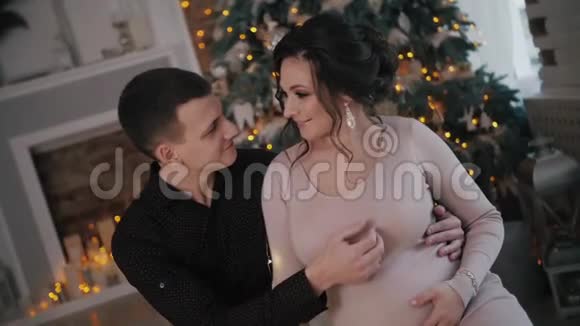 年轻的妻子和丈夫在圣诞前夜怀孕视频的预览图