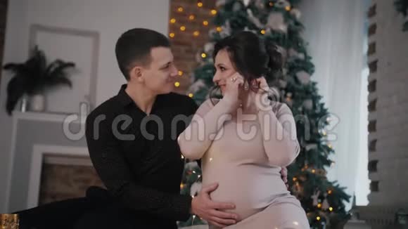 年轻的妻子和丈夫在圣诞前夜怀孕视频的预览图