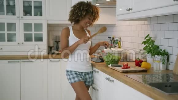 内容女性烹饪广告跳舞视频的预览图