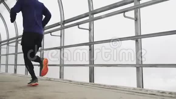 跑步男子在运动服装锻炼前三项全能冲刺玻璃隧道视频的预览图