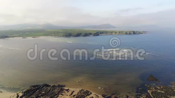爱尔兰沿海绵羊的空中飞行视频的预览图