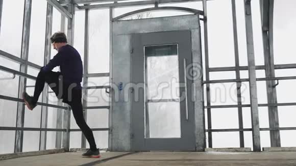 运动员在跑步前在玻璃隧道里热身腿热身4K50视频的预览图