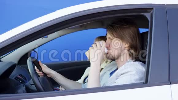 开车的男人在纸玻璃里喝咖啡和金发女人聊天布鲁内特先生和优雅的女士视频的预览图