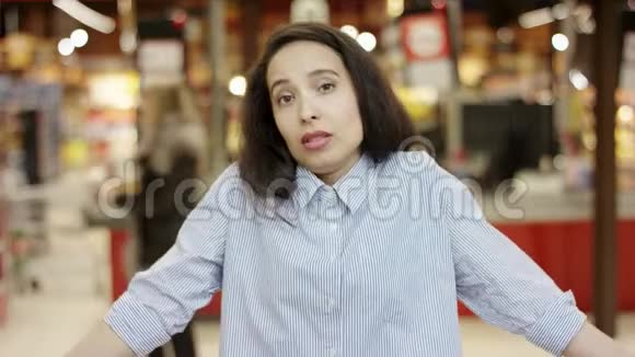 可爱的女孩在超市感到沮丧感到不开心举手表示责备和失望视频的预览图