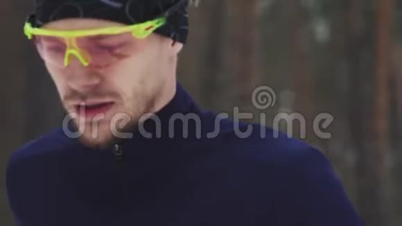 运动员跑步后休息冬季面部呼吸的细节关门视频的预览图