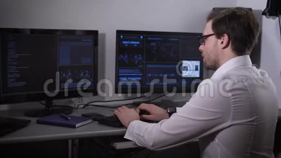 有电脑的房间使用特殊软件的人试图找到重要的信息一个白人视频的预览图