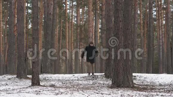 那个人在冬天的树林里迷路了随机选择运动方向视频的预览图