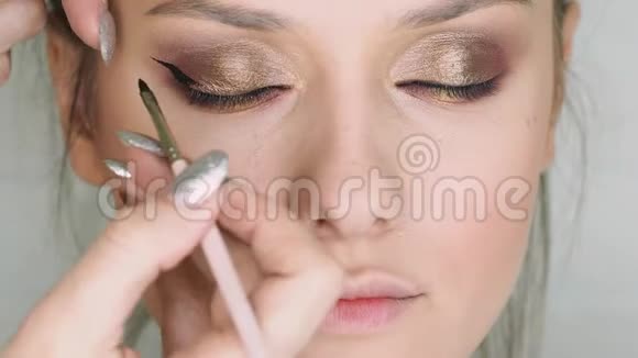 美容院化妆师做晚妆视频的预览图