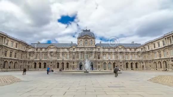 卢浮宫内庭院带有喷泉timelapsehyperlapse法国巴黎视频的预览图