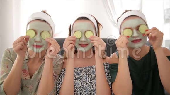 三个带着口罩的年轻快乐女人在水疗中心度过时光友谊和福利概念健康美视频的预览图