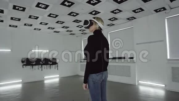 年轻女子在一个充满白色霓虹灯的空房间里环顾四周360度跟踪弧形镜头视频的预览图