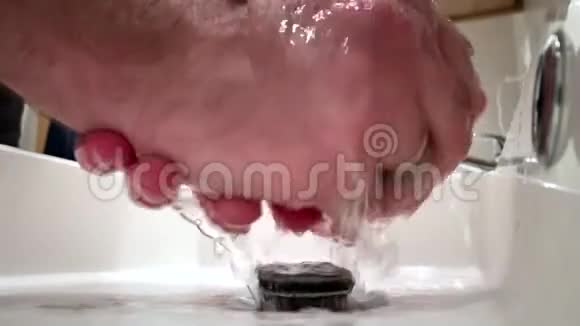 人在水槽里洗手视频的预览图