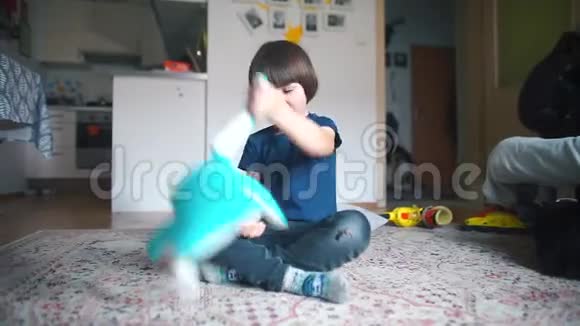 孩子拿着一个软玩具撞到地上视频的预览图