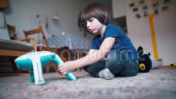 小孩用软玩具做图形视频的预览图