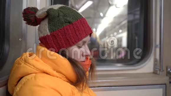 疲惫的年轻女子下班后在地铁里睡着在火车上疲倦视频的预览图