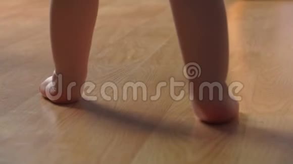 婴儿脚的特写迈出第一步视频的预览图