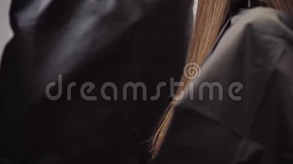 理发过程中头发掉在框架里美发店女孩理发关闭4K慢动作视频的预览图