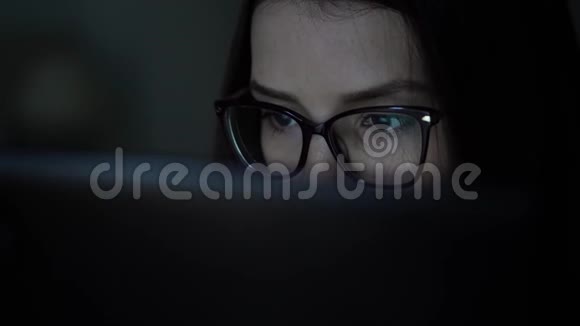 穿衬衫戴眼镜的女孩在笔记本电脑后面工作把脸闭上4k视频视频的预览图