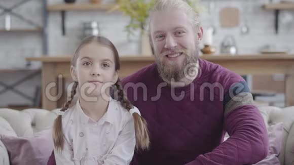 快乐的白人女儿的肖像头放在父亲的肩膀上看着相机微笑年轻的大胡子视频的预览图