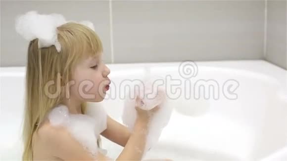 一个正在洗澡的金发小女孩视频的预览图