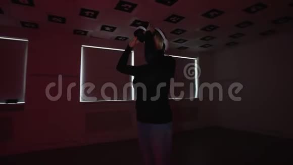 年轻女子戴着虚拟现实眼镜双臂上下移动空着眼镜摘下视频的预览图