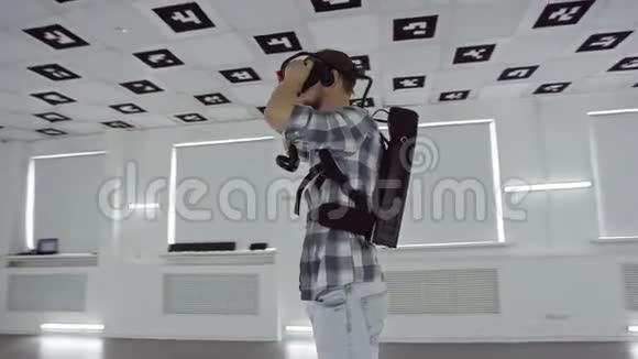 追踪360度拍摄的一个年轻人摘下虚拟现实耳机把它放回白色霓虹灯视频的预览图
