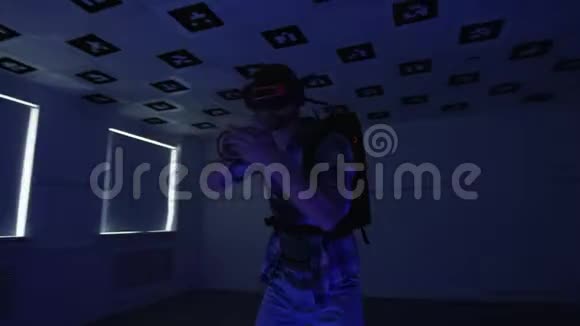 追踪一个年轻人戴着耳机瞄准并在虚拟现实中打出的360度弧线射击视频的预览图