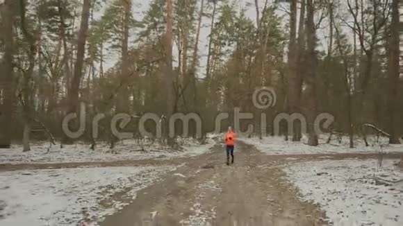 女人在公园里跑步年轻有动力的女人在冬季森林慢跑户外运动服装训练专业运动员WW视频的预览图