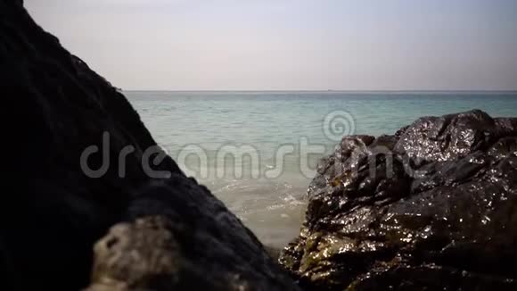大海石头之间的波浪视频的预览图