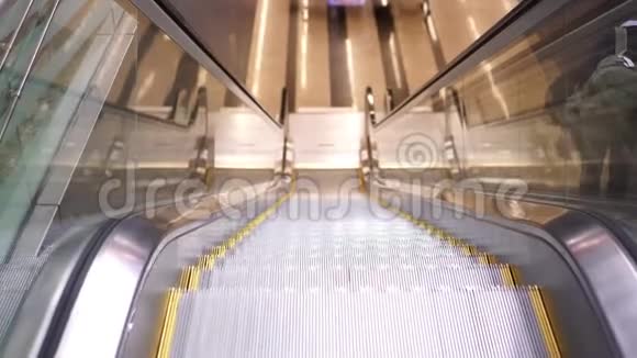 机场或地铁的自动扶梯视频的预览图