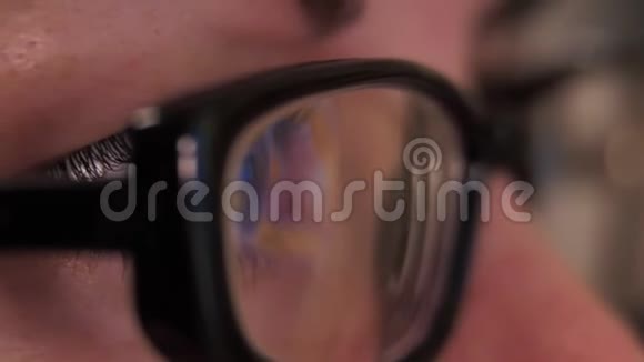 眼镜女眼的反射通过笔记本电脑宏图上网视频的预览图