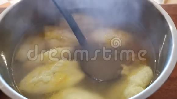 热饺子汤蒸汽释放视频的预览图