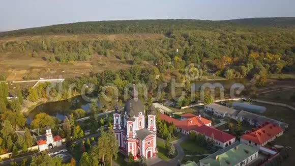 飞越一个被秋林包围的基督教修道院日落秋景视频的预览图