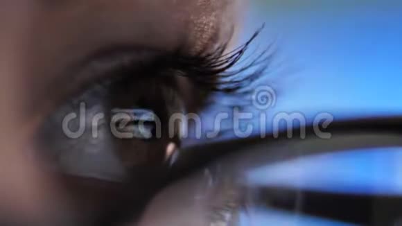 眼镜女眼的反射通过笔记本电脑宏图上网视频的预览图