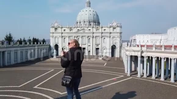 女孩做照片步行附近的圣彼得大教堂梵蒂冈微型模型迷你公园视频的预览图