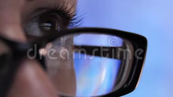 女人通过笔记本电脑在眼睛和眼镜上的反射上网视频的预览图