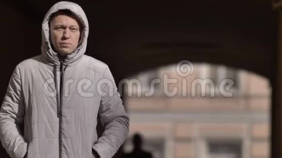 冬天一个戴着头巾的严肃男人看镜头的肖像视频的预览图